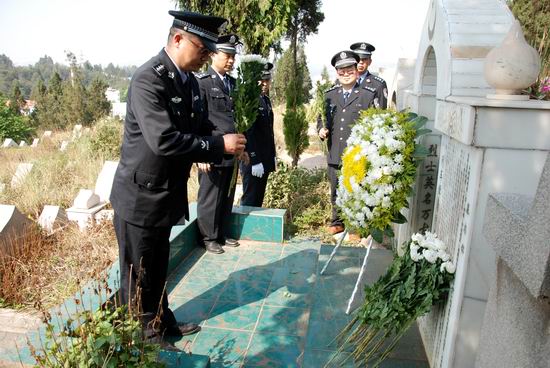 緬懷英烈精神 熔鑄忠誠警魂 ——昆鐵警方組織開展清明祭掃活動