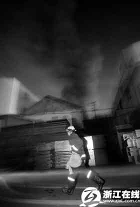 杭州長城機電市場倉庫發生火災 暫無人員傷亡