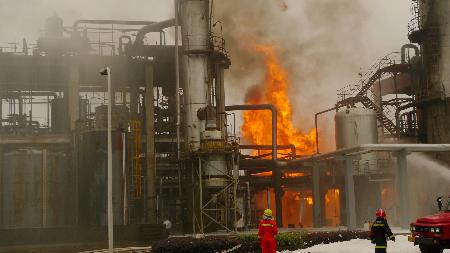 衢州巨化發生火災 百多名消防官兵滅火