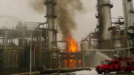 衢州巨化發生火災 百多名消防官兵滅火