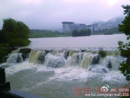 杭州西湖長橋被淹沒 網友戲稱“水漫金山”(圖)