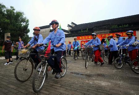 老黨員騎游革命之旅