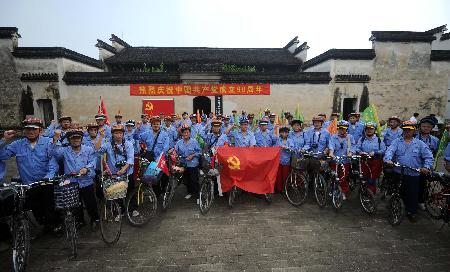 老黨員騎游革命之旅