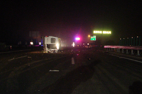 浙江一運送兒童面包車高速公路側翻造成7人死亡
