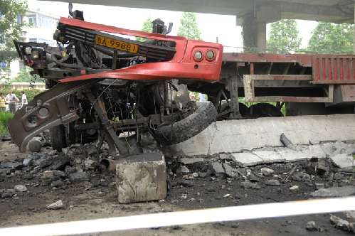 杭州錢(qián)江三橋輔橋部分橋面塌落 一輛重型車墜落
