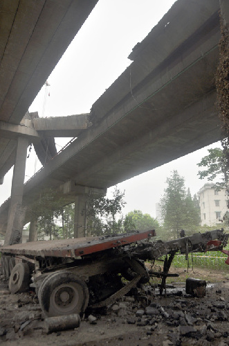 杭州錢江三橋輔橋部分橋面塌落 一輛重型車墜落