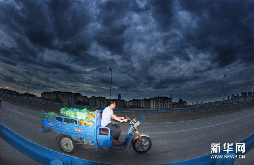受超強臺風“馬鞍”侵襲 浙江紹興烏云壓城