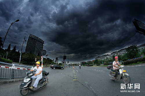 受超強臺風“馬鞍”侵襲 浙江紹興烏云壓城