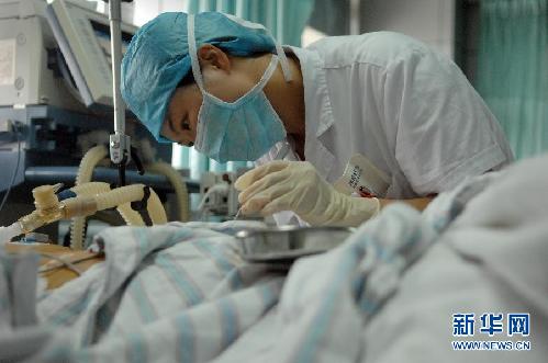 溫州動(dòng)車事故：24小時(shí)守護(hù)的ICU