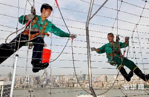 扮靚城市高空的“蜘蛛人”