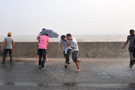 錢塘潮洶涌拍岸 觀潮者猝不及防