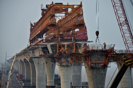 嘉紹跨海大橋箱梁架設進入沖刺階段