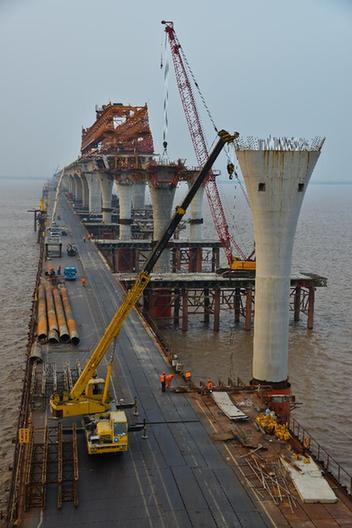 嘉紹跨海大橋箱梁架設進入沖刺階段