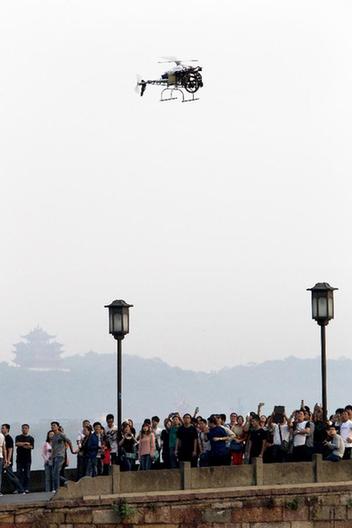 杭州試飛警用搖桿直升機(jī)“護(hù)駕”西湖煙花大會(huì)