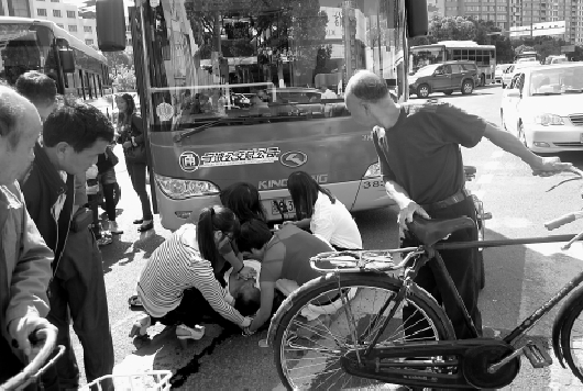 七旬老人遇車(chē)禍情況危急 4名姑娘忙急救