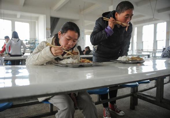 帶著患病母親上學(xué)近8年 15歲女生慈孝感動(dòng)鄉(xiāng)鄰