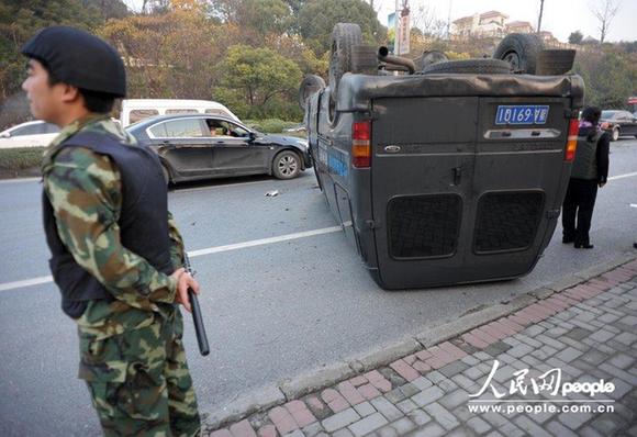 杭州運鈔車仰翻 警方護衛(wèi)十余箱現(xiàn)金