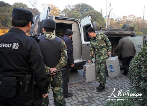 杭州運鈔車仰翻 警方護衛(wèi)十余箱現(xiàn)金
