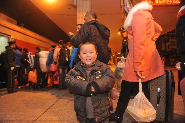 杭州火車站春運前首批臨客發車