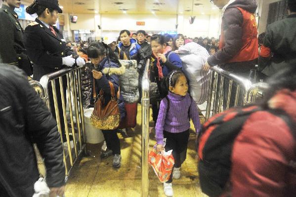 杭州火車站春運前首批臨客發車