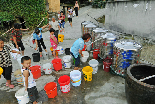 浙江新昌遭遇空前旱災 山民飲水告急展開救援