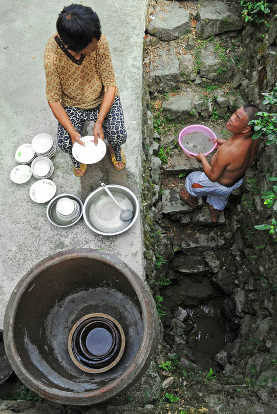 浙江新昌遭遇空前旱災(zāi) 山民飲水告急展開救援