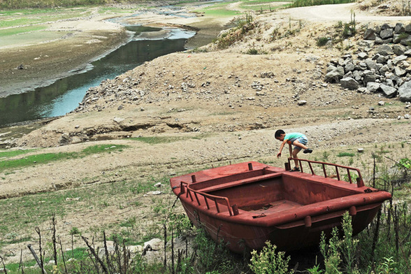 浙江新昌遭遇空前旱災 山民飲水告急展開救援