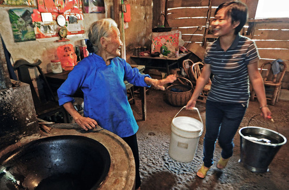 浙江新昌遭遇空前旱災 山民飲水告急展開救援