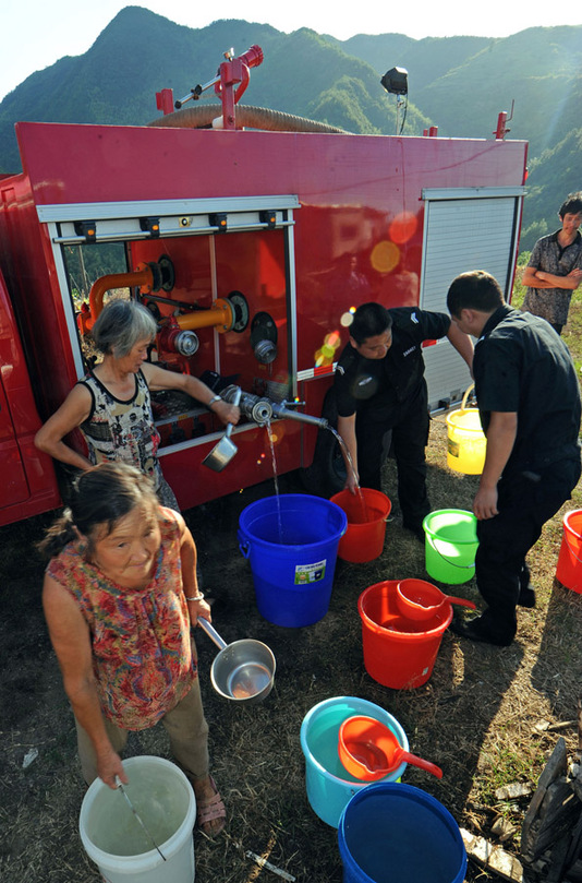 浙江新昌遭遇空前旱災 山民飲水告急展開救援