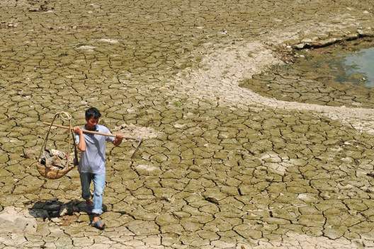 浙江新昌遭遇空前旱災 山民飲水告急展開救援