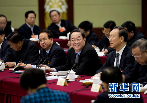 俞正聲看望出席全國政協(xié)十二屆一次會議中共界委員并參加聯(lián)組討論