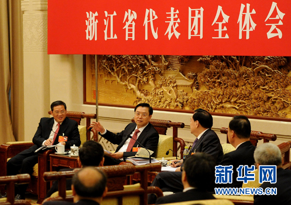 習近平等領導同志和代表一起審議政府工作報告