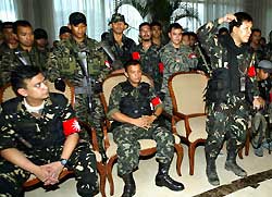 Renegade soldiers hold on in Philippine capital