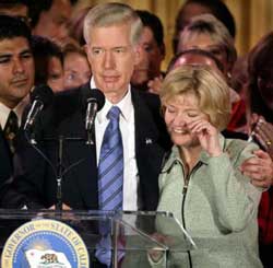 Angry Californians dump Davis, elect Schwarzenegger