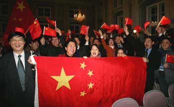 Members of the Harbin team bidding to the Winter Universiade in 2009 celebrate in Innsbruck, Austria January 10, 2005 after the city won the bid. [newsphoto]