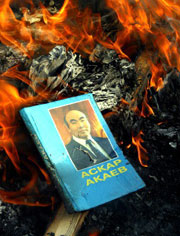 Askar Akayev: Central Asia's most liberal ruler under fire