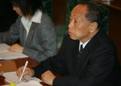 Chinese Foreign Minister Li Zhaoxing attends a meeting with his Japanese counterpart Nobutaka Machimura (not in the picture) in Beijing April 17, 2005. REUTERS