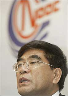 Fu Chengyu, Chairman and CEO of China's energy giant China National Offshore Oil Corporation (CNOOC) is seen here in 2004. CNOOC has agreed to launch the biggest ever takeover offer by a Chinese group with a 19 billion dollar bid for US oil major Unocal, according to a report(AFP/File