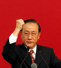 Yok Mu-ming gestures while delivering a speech at the People's University of China in Beijing July 12, 2005. [newsphoto]