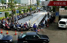 Drivers queue at petrol pumps on Wednesday in Dongguan in South China錕絪 Guangdong Province. The fuel shortage affecting Guangdong is dragging on. Feng Zhoufeng