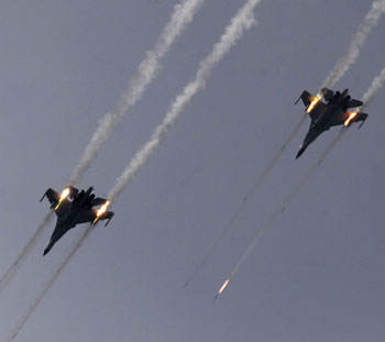 Amphibious tanks taking part in the Sino-Russia joint military exercise are seen in waters near East China's Shandong peninsula August 20, 2005. Some 10,000 Chinese and Russian troops launched the second stage of their countries' first-ever military exercises on Saturday in a demonstration of the strengthening ties between the two giant neighbours. [newsphoto]