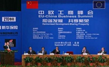 Chinese Premier Wen Jiabao (L) delivers a speech during the EU-China Business Summit at the Great Hall of the People in Beijing September 5, 2005.