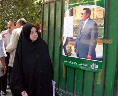 An Egyptian woman enters a polling station to cast her vote in Egypt's first contested presidential elections in Cairo September 7, 2005.