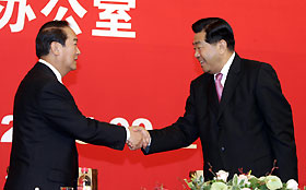 Jia Qinglin, chairman of the National Committee of the CPPCC, shakes hands with James Soong, chairman of Taiwan抯 People First Party, yesterday in Shanghai. GAO ERQIANG