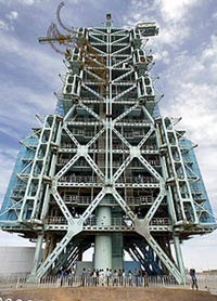 Unusually cold weather may force China to postpone the launch of its second manned space mission, scheduled for next week, the Modern Bulletin newspaper reported.