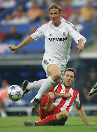 Real Madrid's Guti (top) fights for the ball with Olympiakos Piraeus' Pantelis Kafes during their Champions League Group F soccer match at Santiago Bernabeu Stadium in Madrid September 28, 2005.