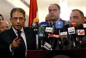 Arab League chief Amr Moussa (L) during a news conference in Baghdad October 20, 2005. Moussa, who has said Iraq is on the verge of civil war, held talks with Iraqi leaders on Thursday on a tough mission to promote national reconciliation in a country ravaged by violence.