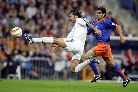 g SVP203D i BReal Madrids Raul kicks ball as Valencias Ayala looks on in Madrid n REUTERS s X01622 x 蠷eal Madrid's Raul (L) kicks the ball as Valencia's Roberto Fabian Ayala looks on during their Spanish First Division soccer match at Madrid's Santiago Bernabeu stadium October 23, 2005.
