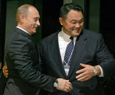 Russian President Vladimir Putin (L) meets Olympic judo gold medallist Yasuhiro Yamashita of Japan at an art exhibition in Tokyo November 20, 2005.