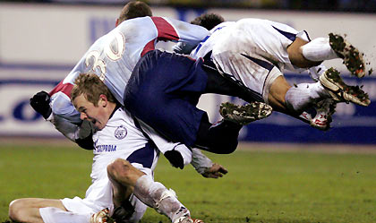 evilla's Kepa (C) collides with Zenit St. Petersburg's Alexander Anyukov (L) and Jan Flachbart during their UEFA Cup Group H soccer match in St. Petersburg November 24, 2005.